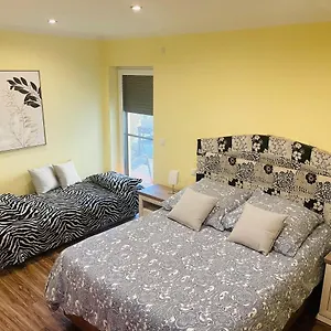 Eine Charmante Wartet Auf Sie Apartment